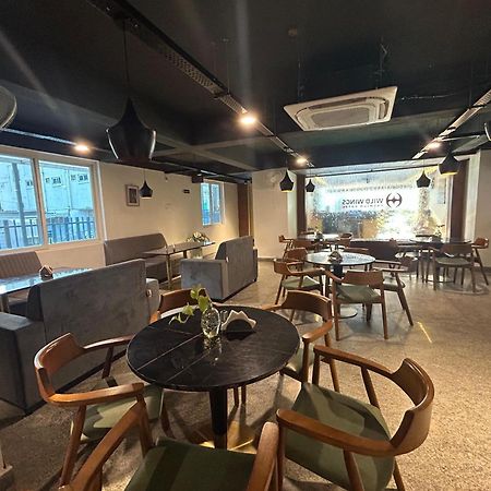 Wild Wings Premium Hotel Hyderabad Esterno foto