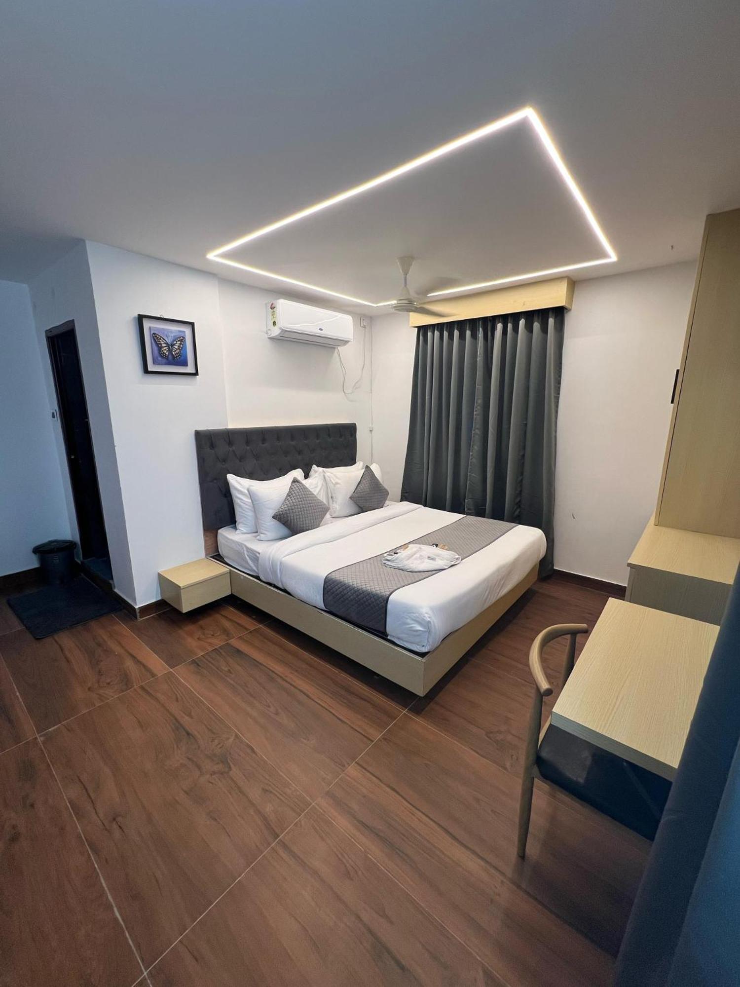 Wild Wings Premium Hotel Hyderabad Esterno foto