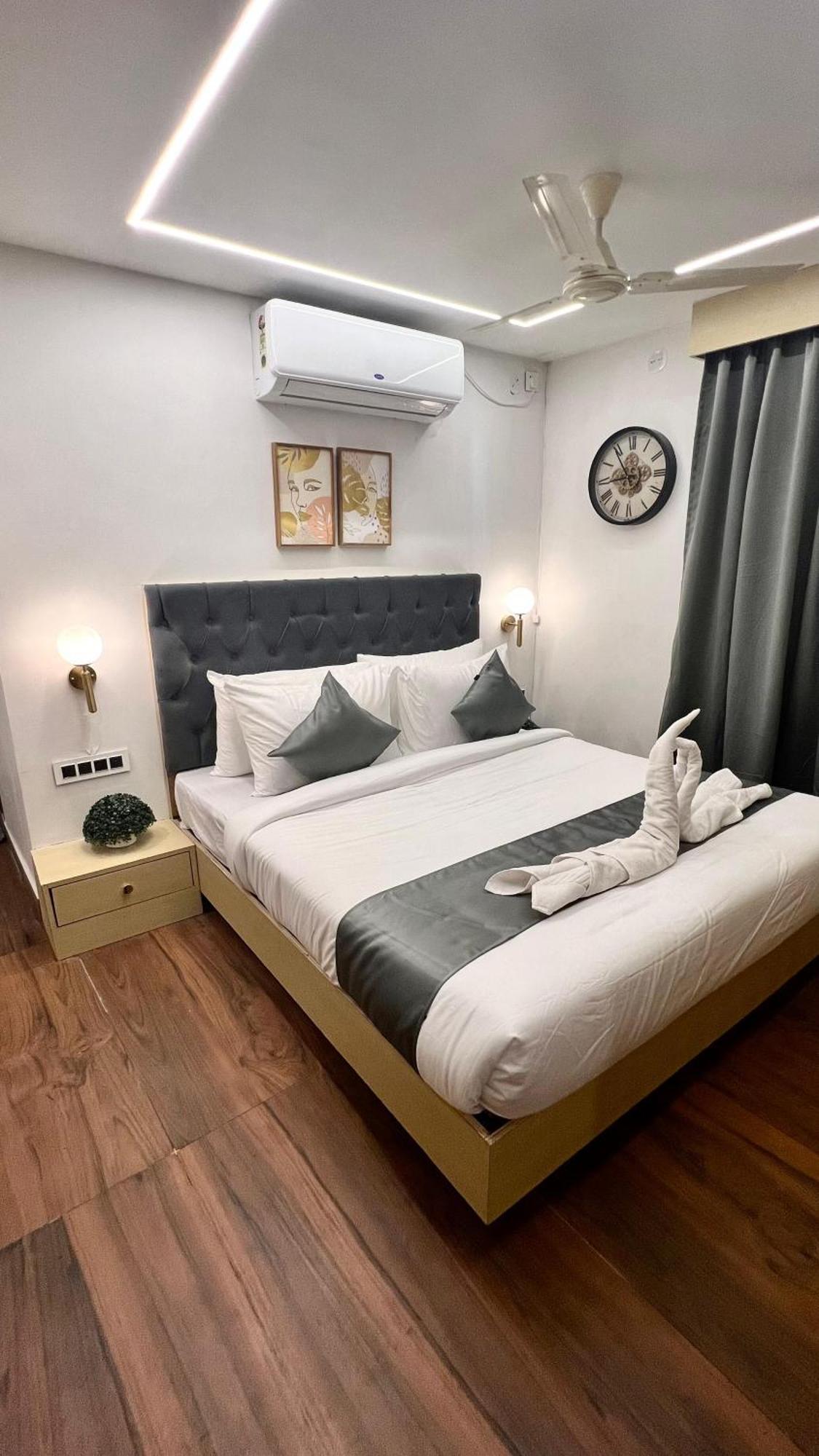 Wild Wings Premium Hotel Hyderabad Esterno foto