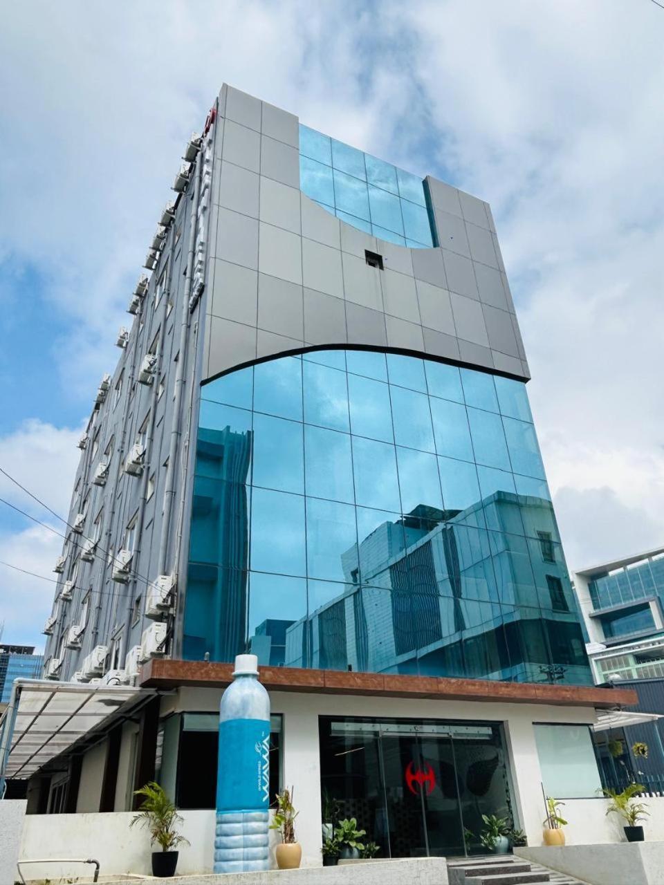 Wild Wings Premium Hotel Hyderabad Esterno foto
