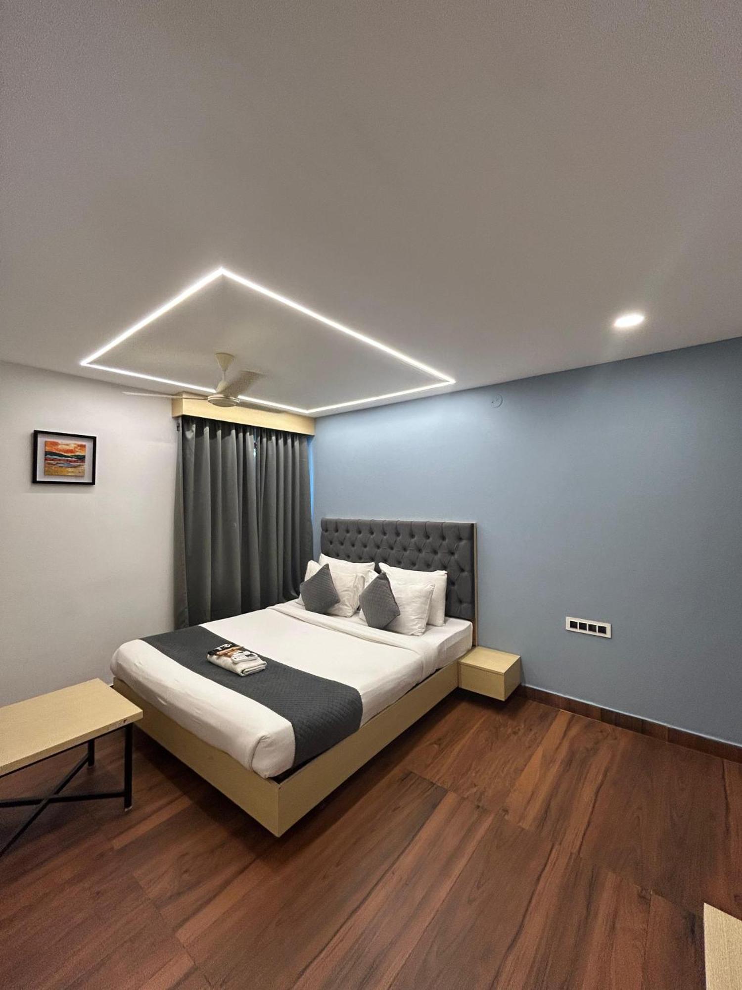 Wild Wings Premium Hotel Hyderabad Esterno foto