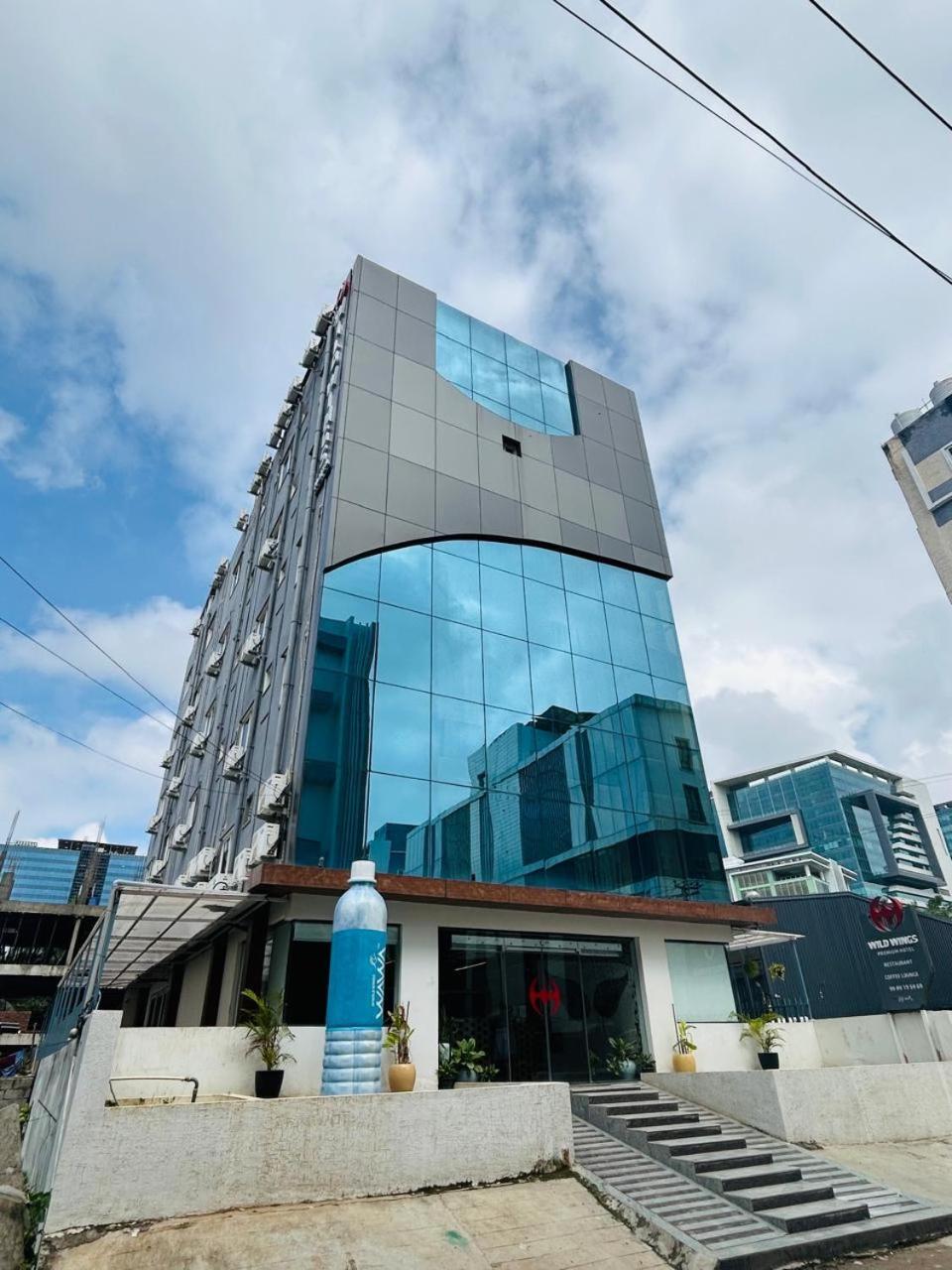 Wild Wings Premium Hotel Hyderabad Esterno foto