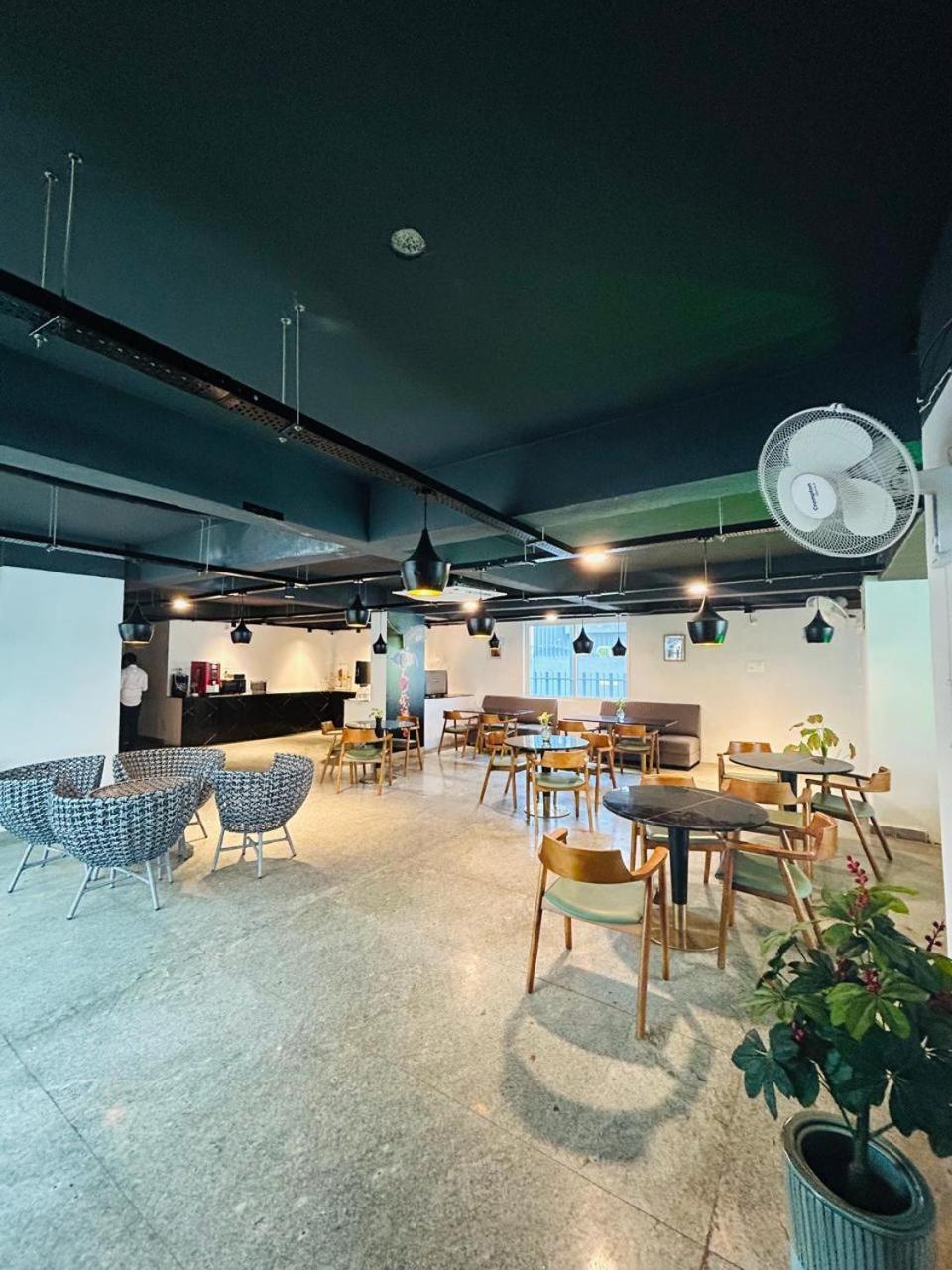 Wild Wings Premium Hotel Hyderabad Esterno foto