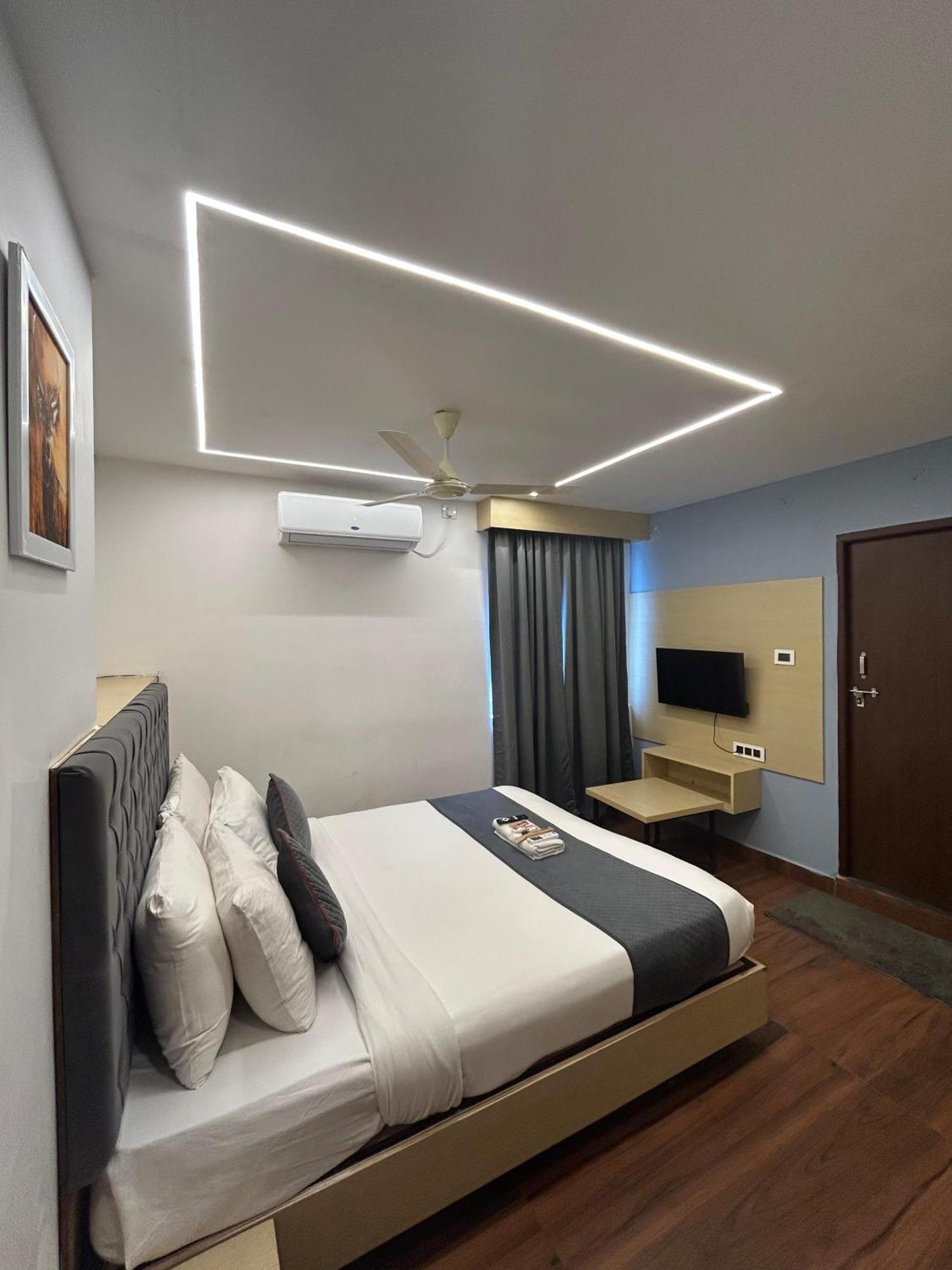 Wild Wings Premium Hotel Hyderabad Esterno foto