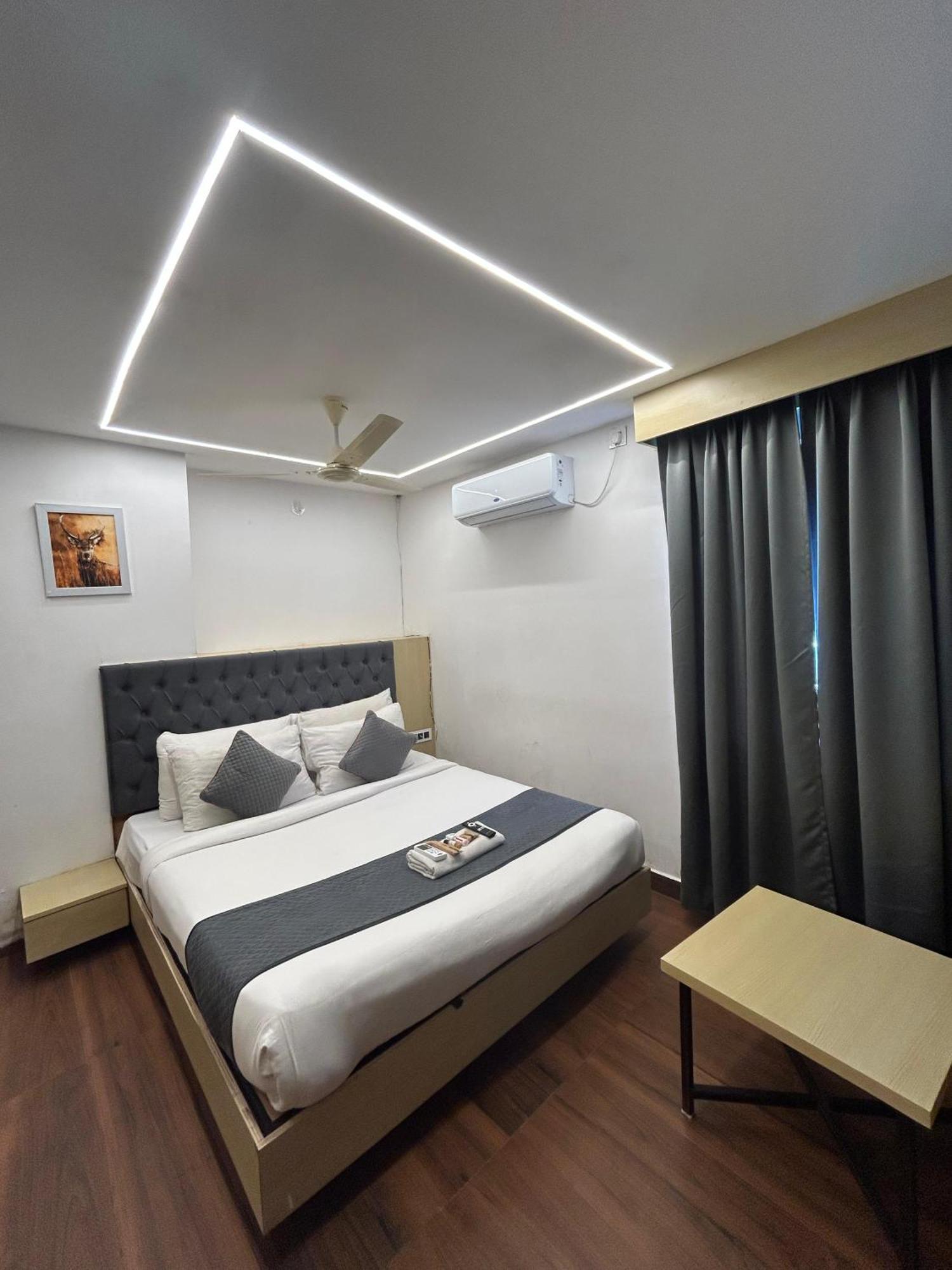 Wild Wings Premium Hotel Hyderabad Esterno foto