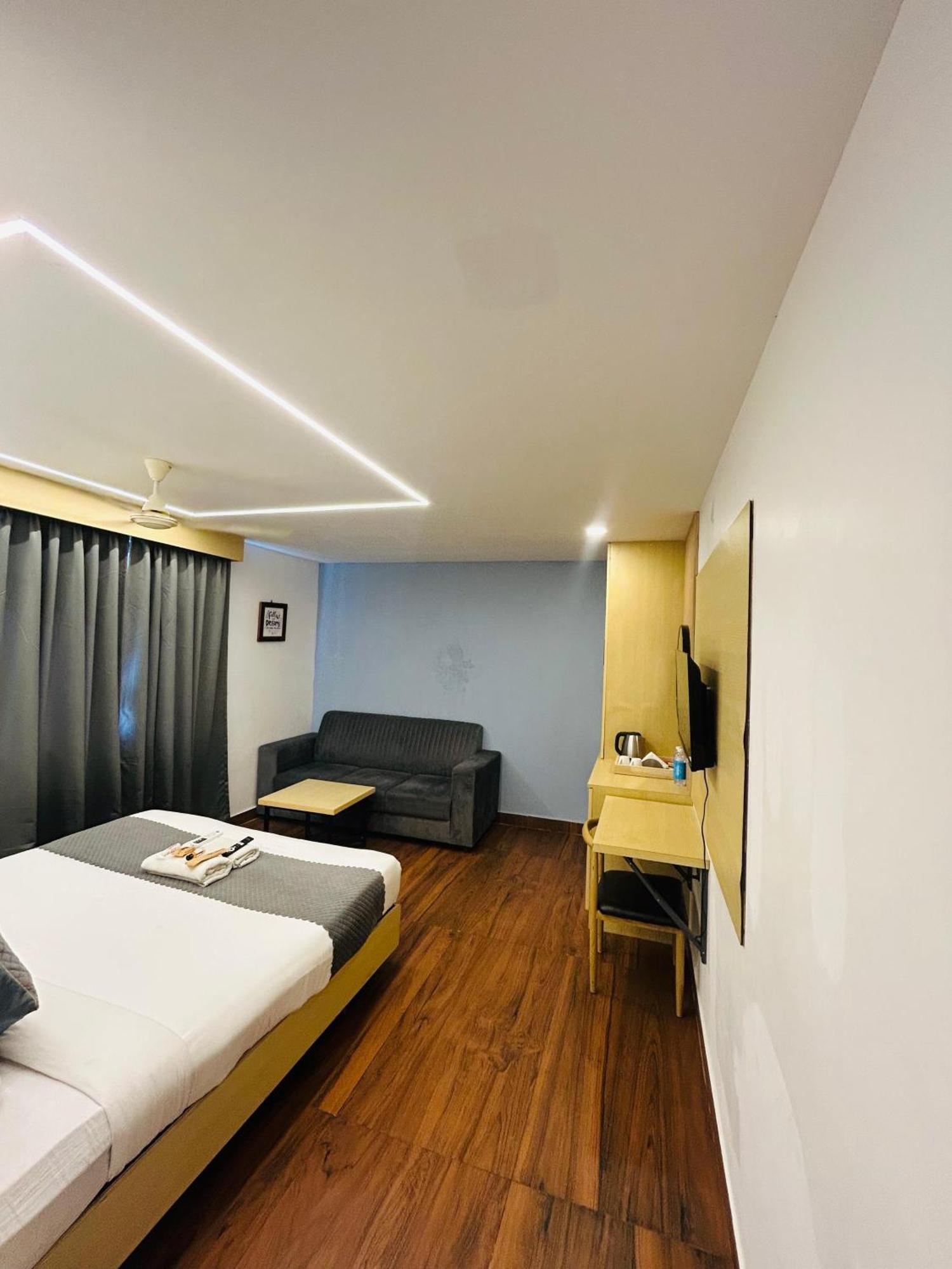 Wild Wings Premium Hotel Hyderabad Esterno foto