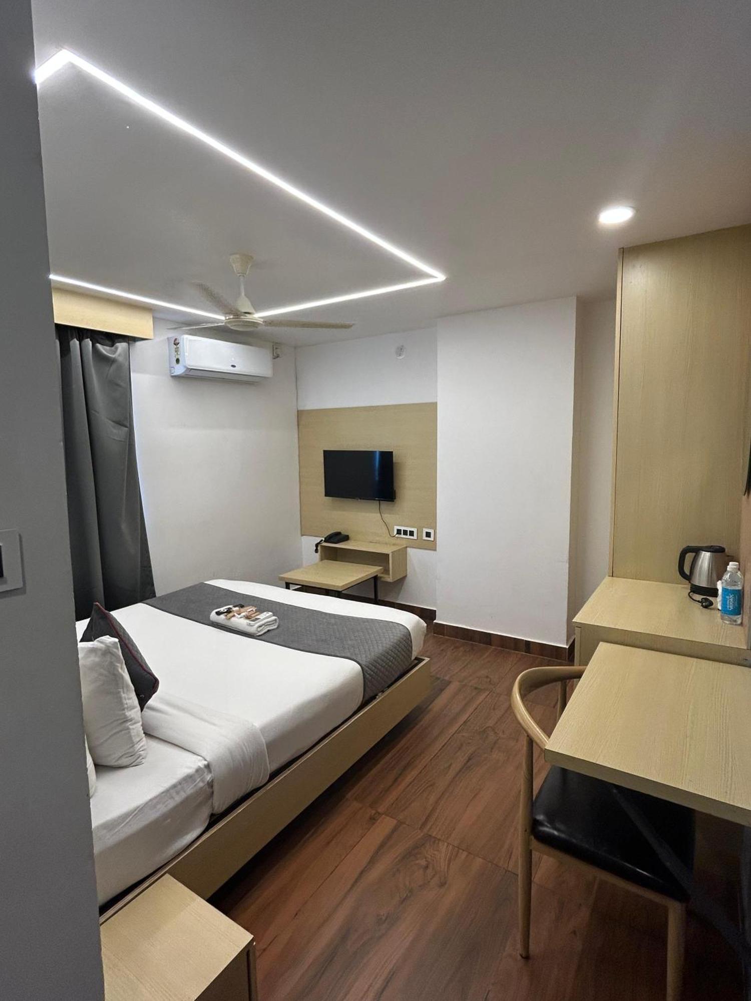 Wild Wings Premium Hotel Hyderabad Esterno foto