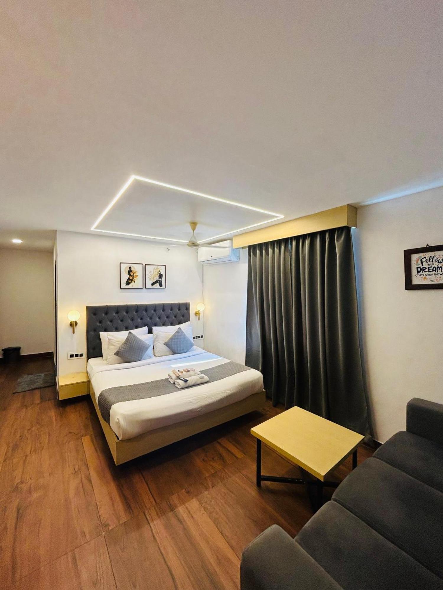 Wild Wings Premium Hotel Hyderabad Esterno foto