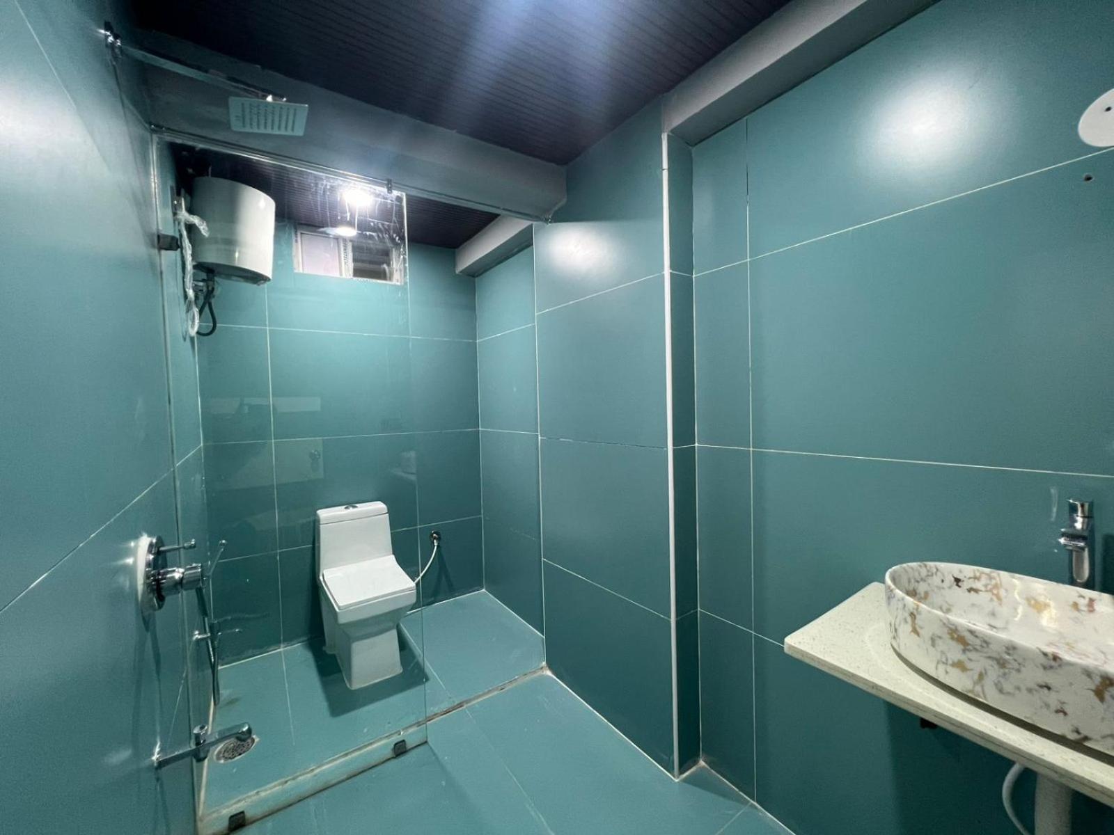 Wild Wings Premium Hotel Hyderabad Esterno foto