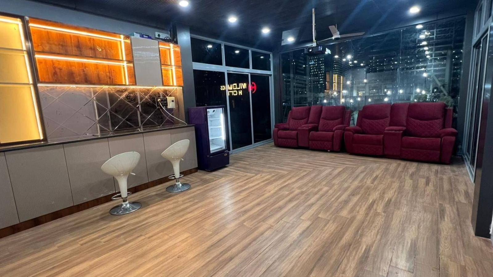 Wild Wings Premium Hotel Hyderabad Esterno foto