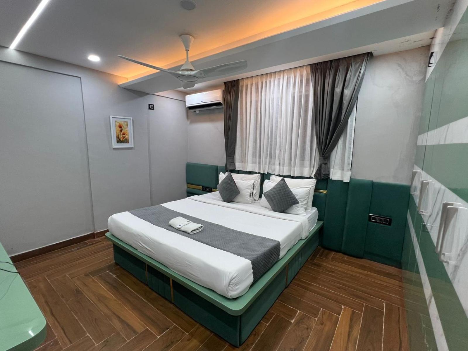 Wild Wings Premium Hotel Hyderabad Esterno foto