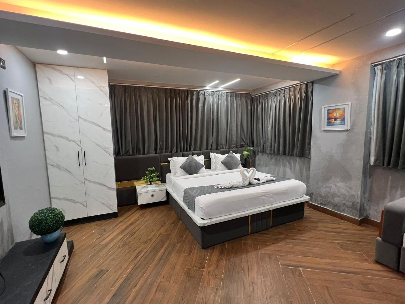 Wild Wings Premium Hotel Hyderabad Esterno foto