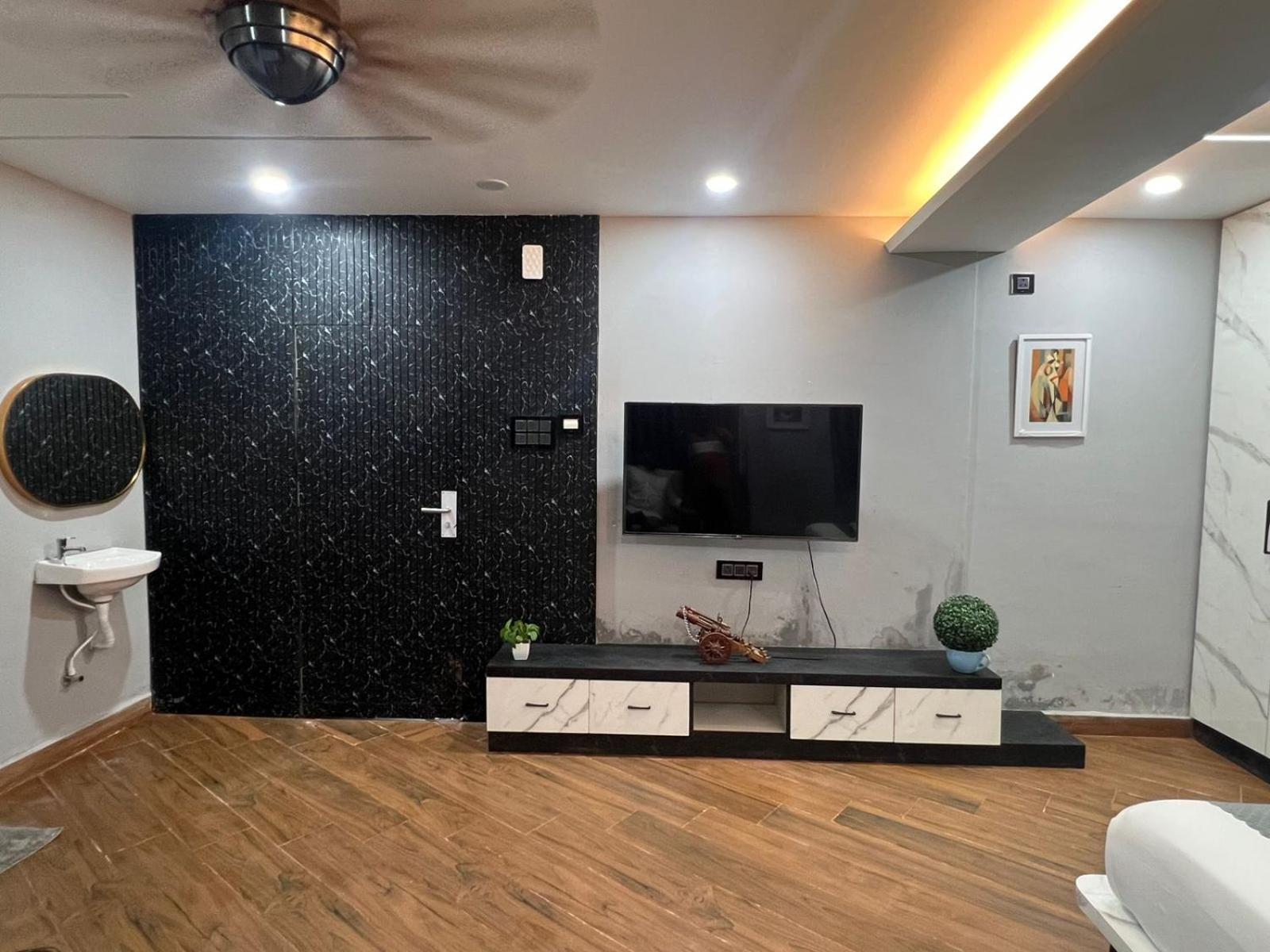 Wild Wings Premium Hotel Hyderabad Esterno foto