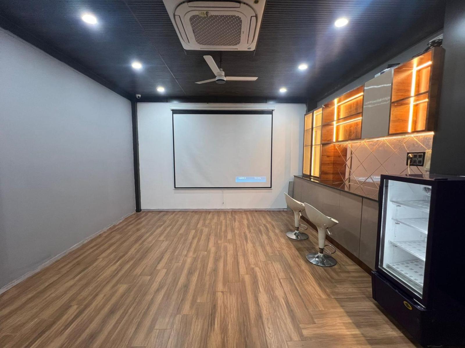 Wild Wings Premium Hotel Hyderabad Esterno foto