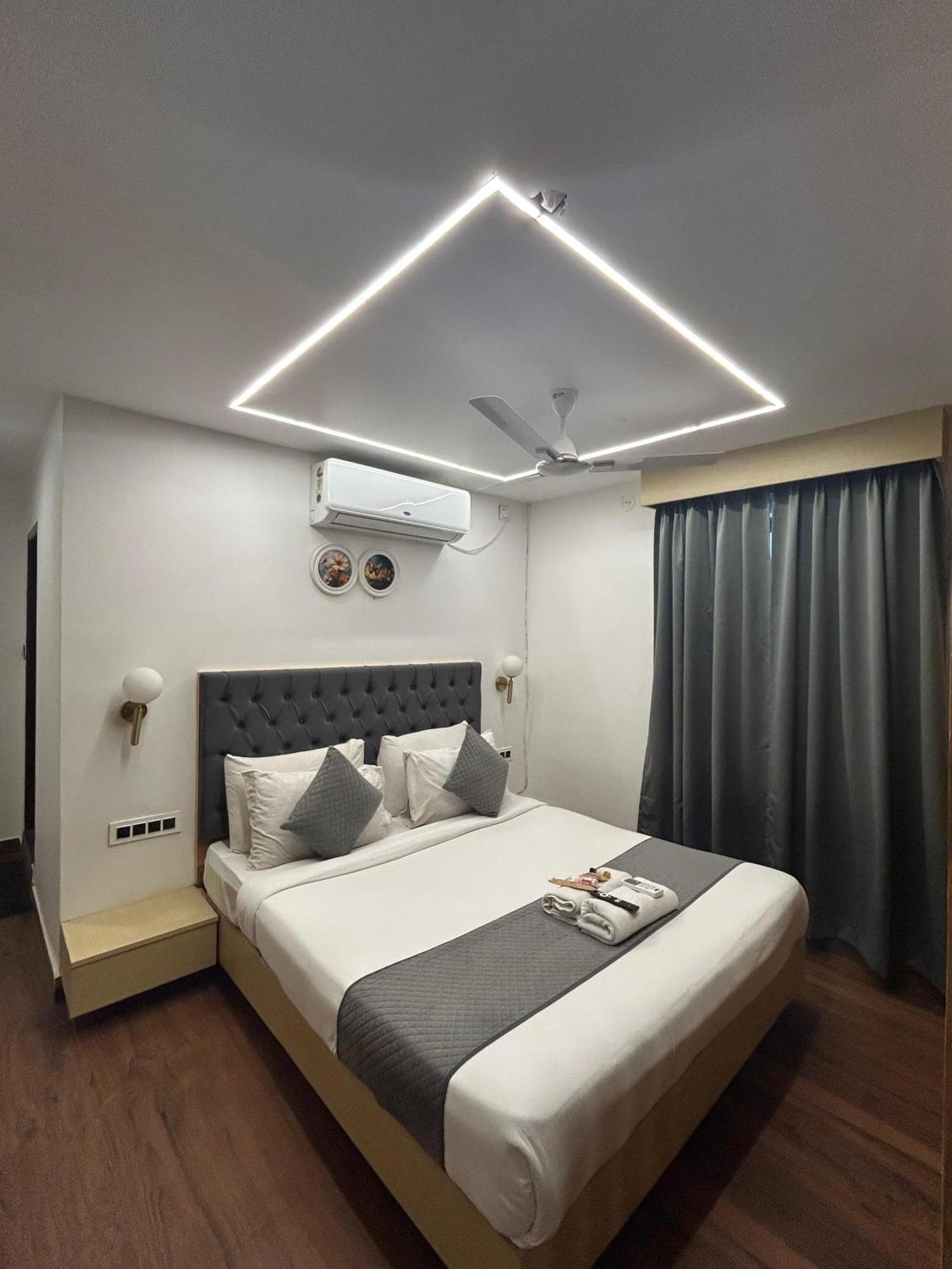 Wild Wings Premium Hotel Hyderabad Esterno foto