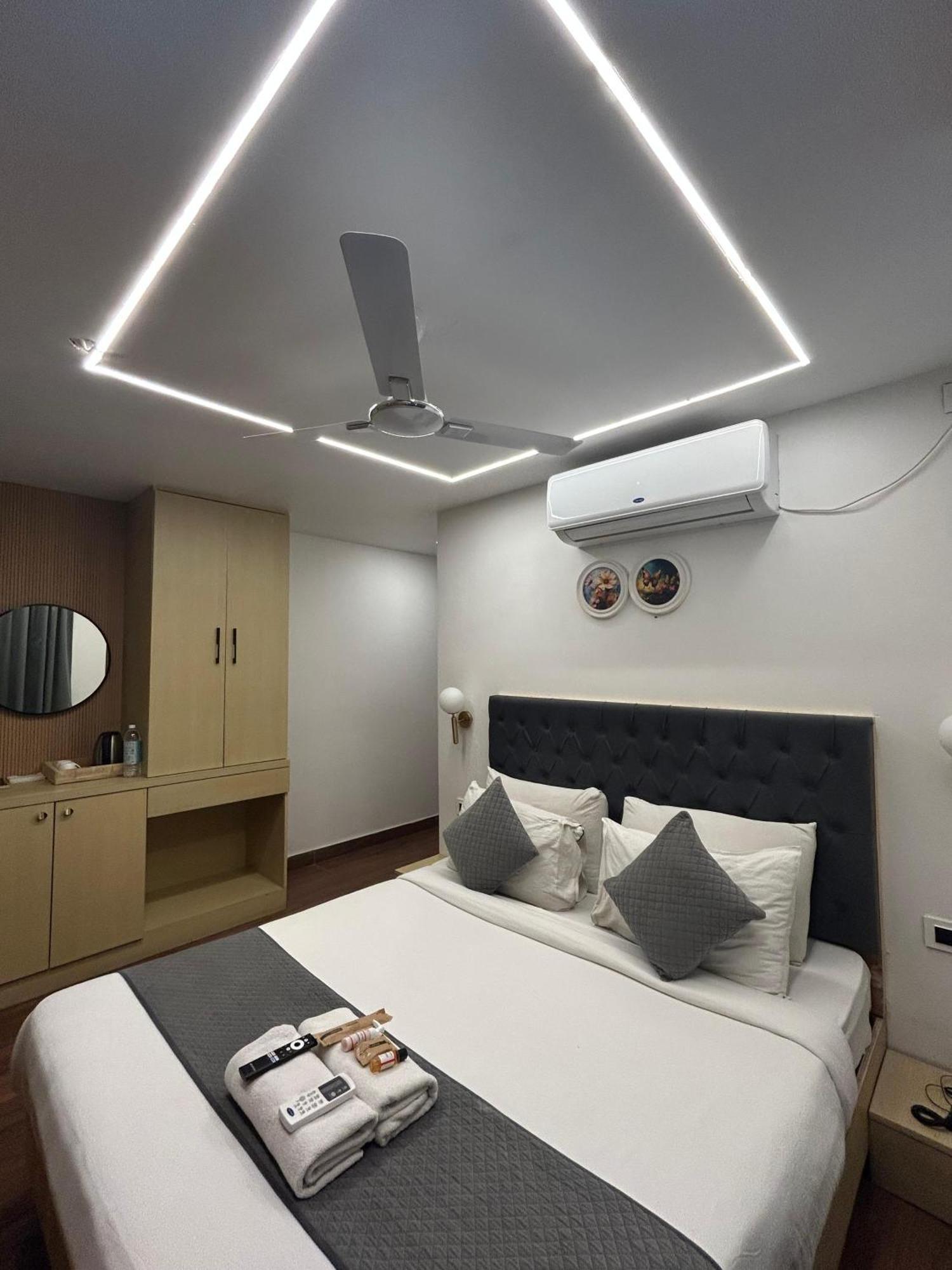 Wild Wings Premium Hotel Hyderabad Esterno foto