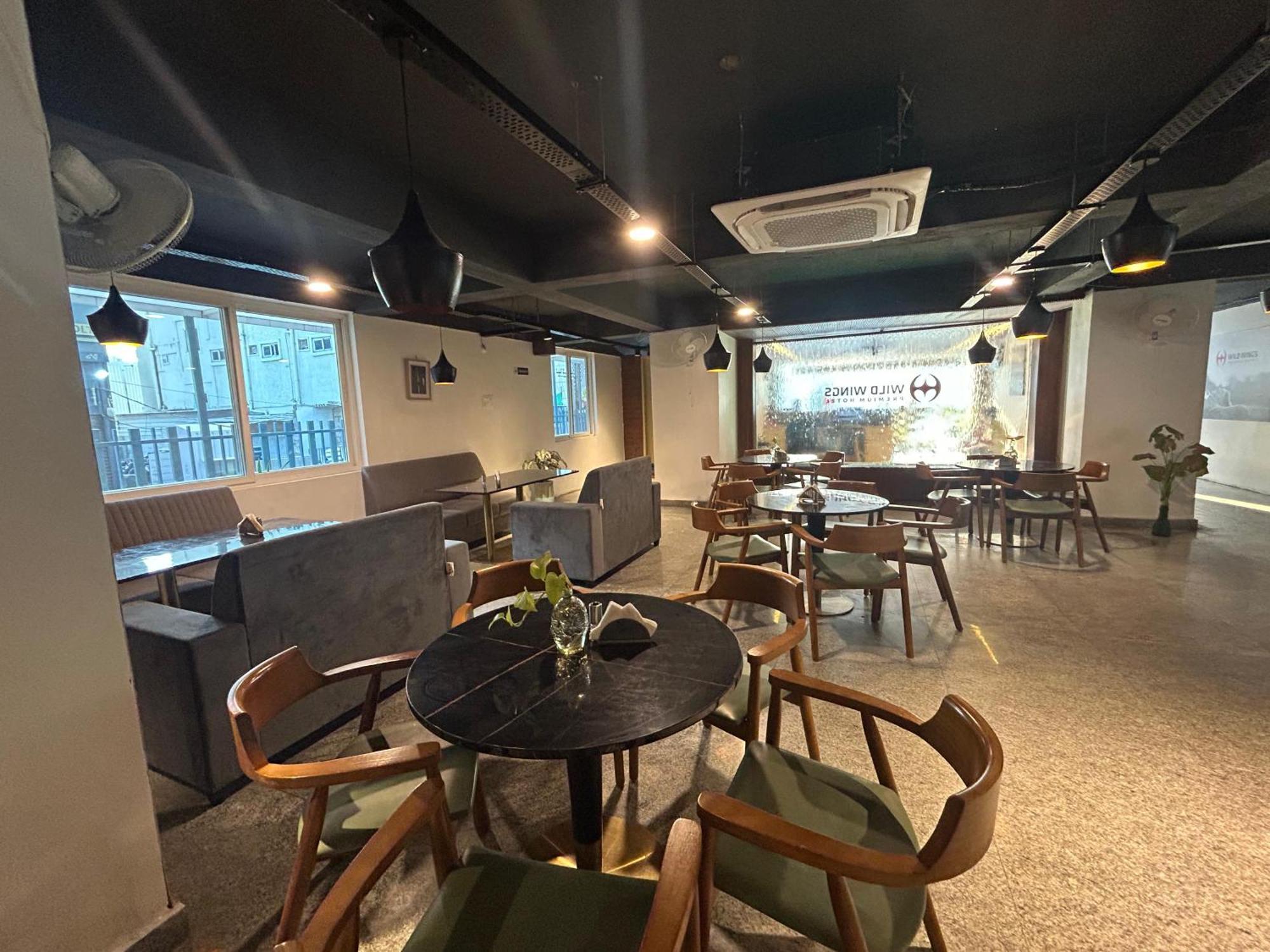 Wild Wings Premium Hotel Hyderabad Esterno foto